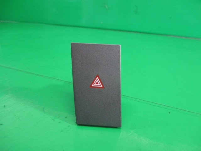 BUTON AVARIE COD 13138255 OPEL VECTRA C FAB. 2002 – 2009 ⭐⭐⭐⭐⭐
