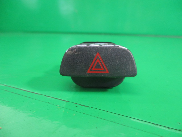 BUTON AVARIE COD 4M5T-13A350-AC FORD FOCUS 2 FAB. 2004 – 2010 ⭐⭐⭐⭐⭐