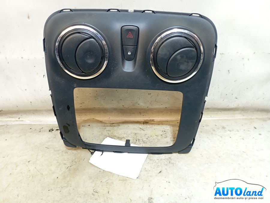 Buton Avarii 682608729r +grila Dacia LOGAN II 2012