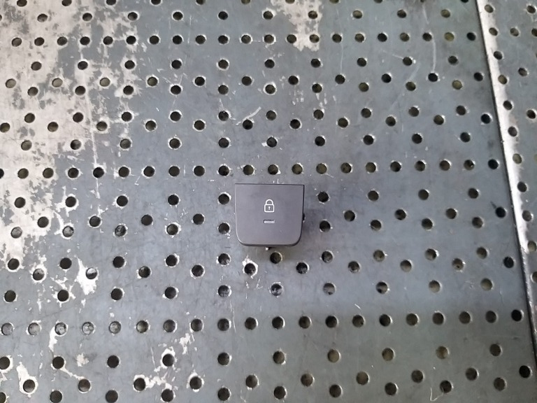 Buton blocare usi renault kadjar ha hl 252103091r 10337404