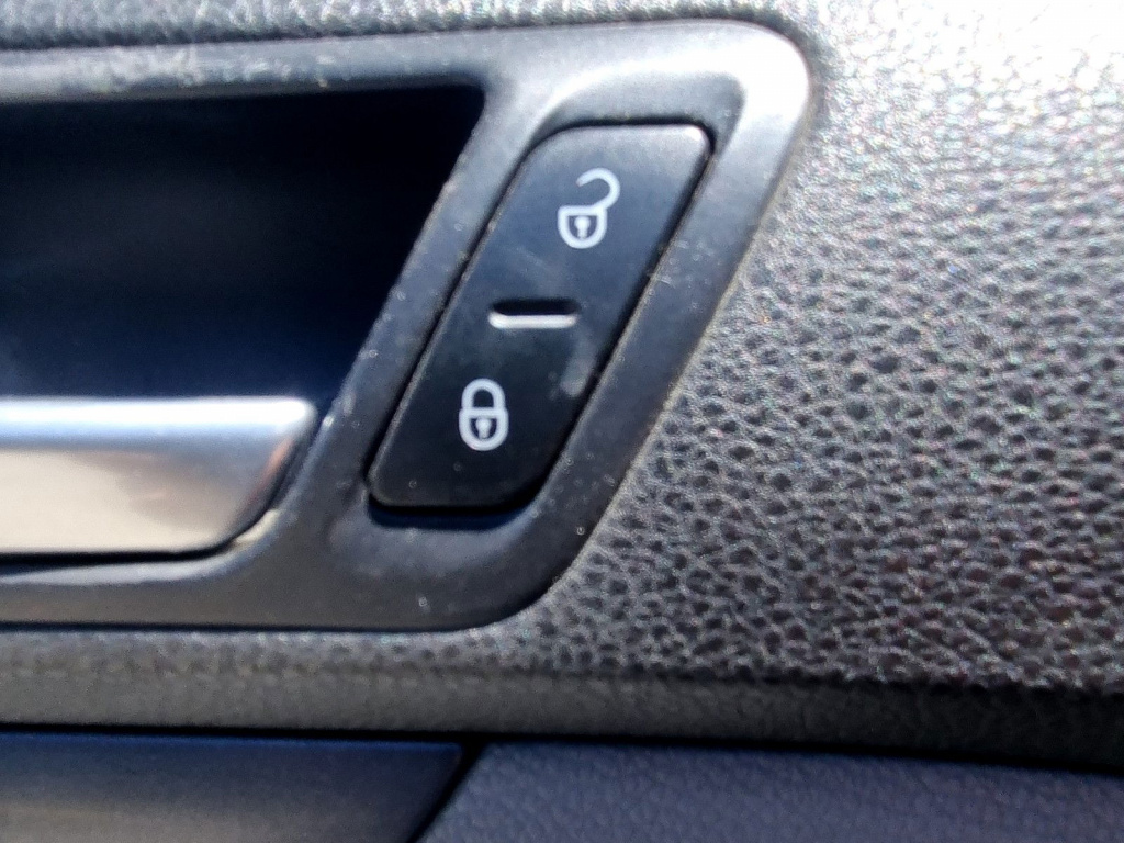 Buton blocare usi Volkswagen Golf 5 Variant (1K5) [Fabr 2007-2009] 1.9 TDI BLS 77 KW / 105 CP