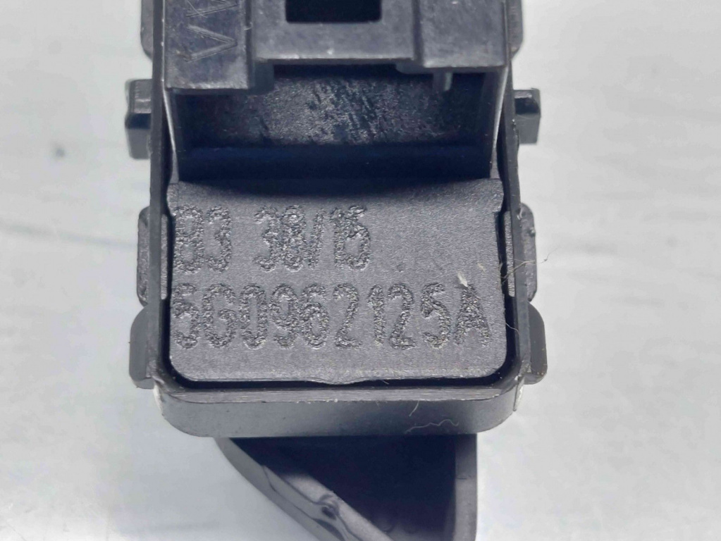 Buton blocare usi Volkswagen Golf 7 Variant (BA5) [Fabr 2014-prezent] 5G0962125A