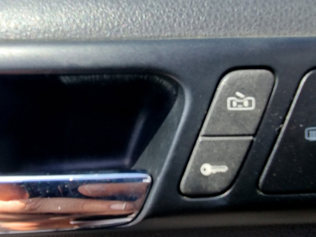Buton blocare usi Volkswagen Polo (9N) [Fabr 2001-2008] 1.2 Benz AZQ 47KW / 64CP
