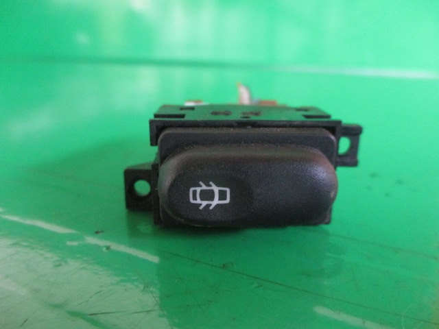 BUTON / COMANDA BLOCARE USI RENAULT KANGOO FAB. 1997 – 2007 ⭐⭐⭐⭐⭐