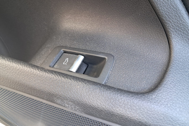 Buton deschidere capota portbagaj din interior Audi A4 B9 [2015 - 2020] Sedan 2.0 TDI MT (190 hp) cod motor DETA , cod cutie SKE , an fabricatie 2017