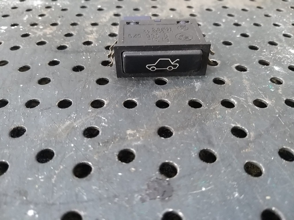 Buton deschidere portbagaj bmw seria 5 e39 8365579