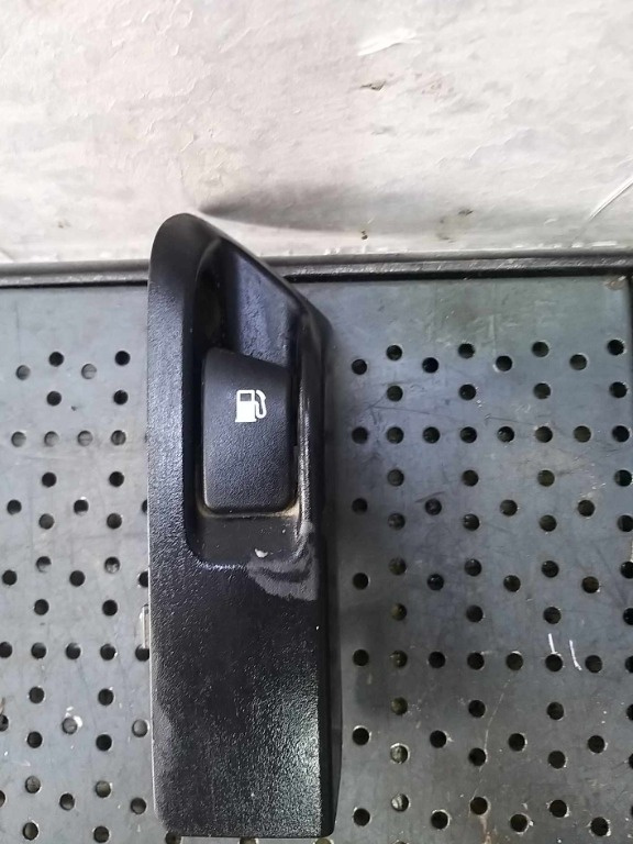 Buton deschidere rezervor toyota auris e15