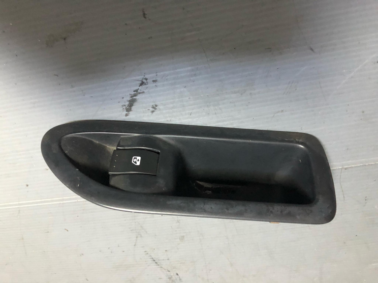Buton deschidere stanga spate renault laguna 2