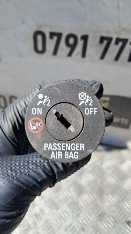 Buton dezactivare airbag Opel Astra J an fabricatie 2010 cod 13577258