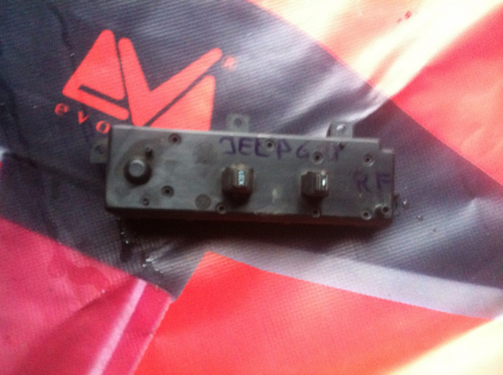 Buton geam dreapta fata Cod: 55196398AC 55196398AC Jeep Grand Cherokee WJ [1999 - 2004] SUV 4.0 AT (190 hp)