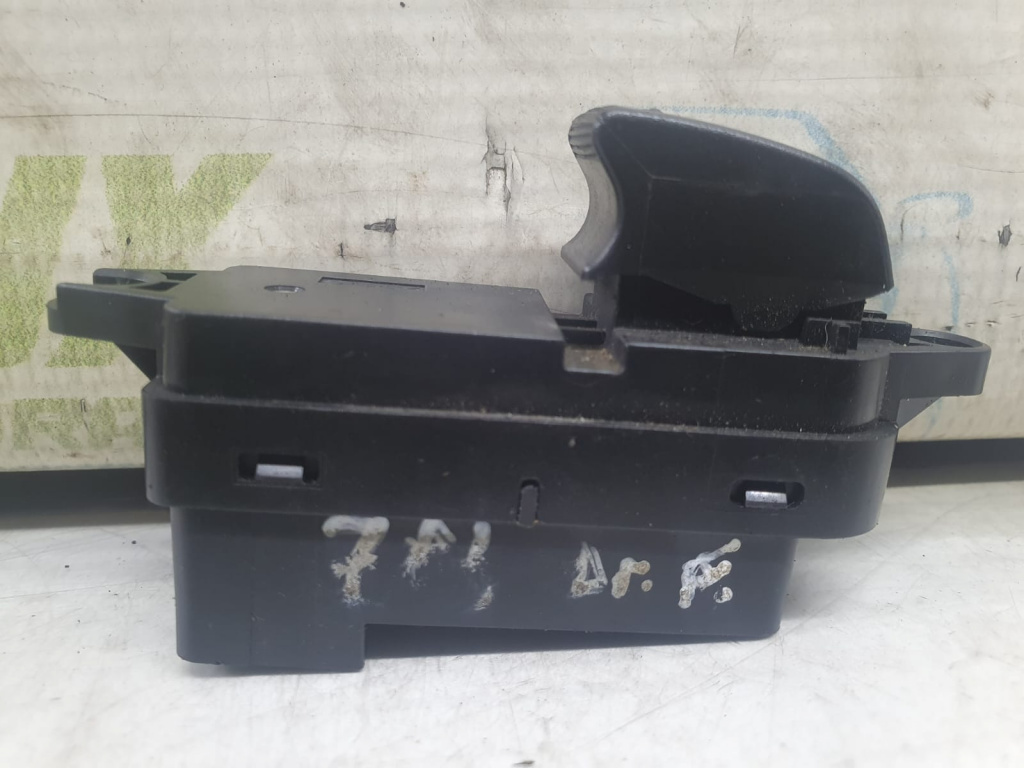 Buton geam dreapta fata Dacia Duster [2010 - 2013] 1.5 dci K9K896