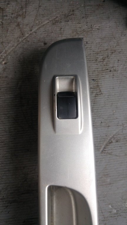 Buton geam dreapta fata mitsubishi l200 mr587956