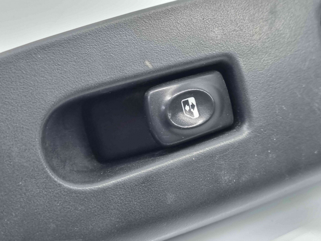 Buton geam dreapta fata Renault Symbol 2 / Thalia [Fabr 2008-2012] 8200507732
