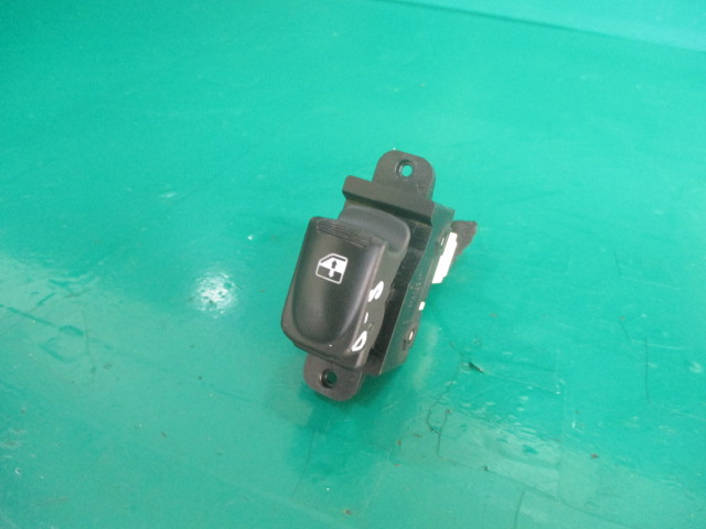 BUTON GEAM DREAPTA SPATE COD 202005491 HYUNDAI ACCENT 3 FAB. 2005 - 2010 ⭐⭐⭐⭐⭐
