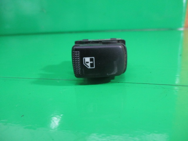 BUTON GEAM ELECTRIC DREAPTA FATA HYUNDAI GETZ FAB. 2002 – 2011 ⭐⭐⭐⭐⭐