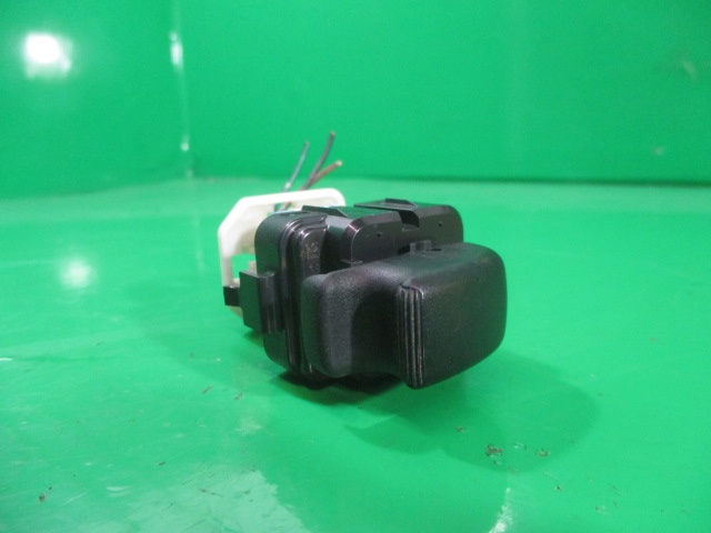 BUTON GEAM ELECTRIC DREAPTA FATA MITSUBISHI PAJERO PININ FAB. 1999 – 2007 ⭐⭐⭐⭐⭐