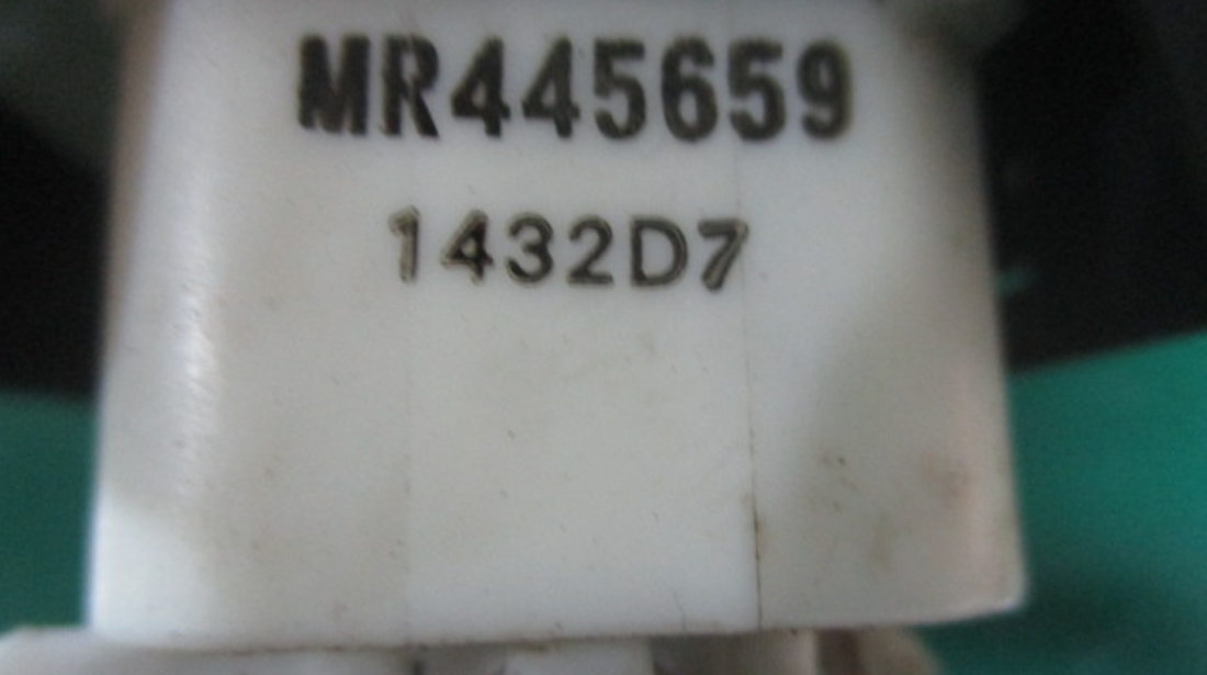 BUTON GEAM ELECTRIC DREAPTA SPATE COD MR445659 MITSUBISHI PAJERO SHOGUN III FAB. 1999 – 2007 ⭐⭐⭐⭐⭐