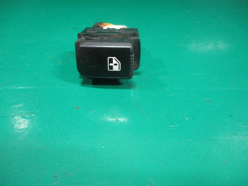 BUTON GEAM ELECTRIC DREAPTA SPATE HYUNDAI SANTA FE 2 4X4 FAB. 2006 – 2013 ⭐⭐⭐⭐⭐