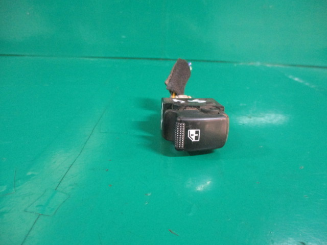 BUTON GEAM ELECTRIC DREAPTA SPATE KIA SORENTO 1 4x4 FAB. 2002 – 2009 ⭐⭐⭐⭐⭐