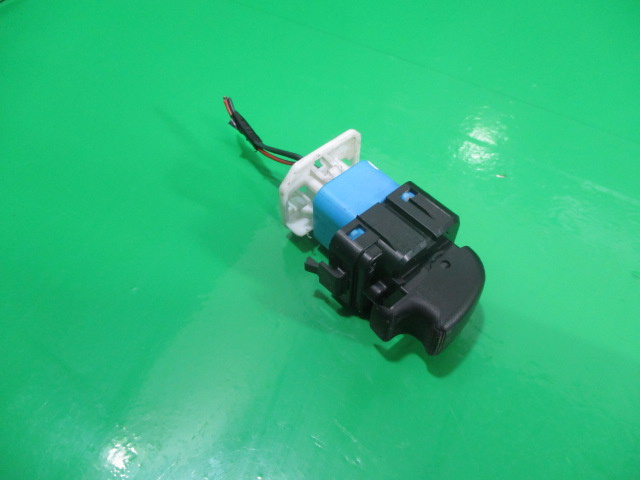 BUTON GEAM ELECTRIC DREAPTA SPATE MITSUBISHI PAJERO PININ FAB. 1999 – 2007 ⭐⭐⭐⭐⭐