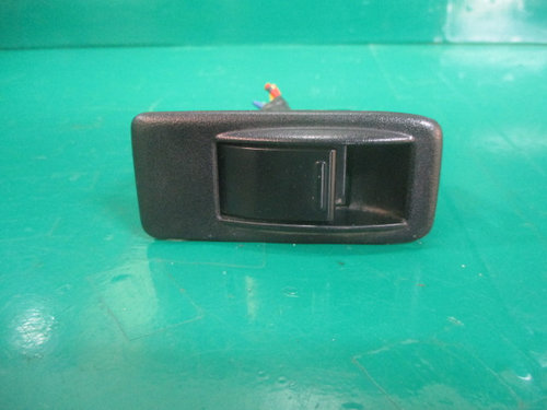 BUTON GEAM ELECTRIC DREAPTA SPATE SUZUKI VITARA 4x4 FAB. 1988 – 2002 ⭐⭐⭐⭐⭐