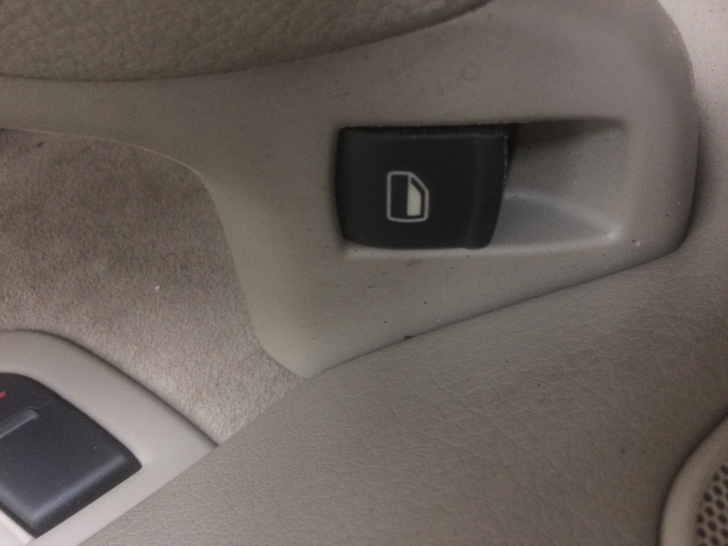 Buton geam pasager dreapta spate Audi A8 D3/4E [2002 - 2005] Sedan 4.2 tiptronic quattro (335 hp) AUDI A8 (4E_) 10.2002 - 07.2010 A8 4.2 QUATTRO 4.2 - BFM