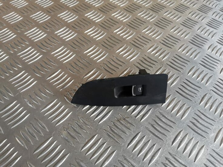 Buton geam stanga spate 3C8867375A VW Passat CC Facelift an fab. 2012 - 2016