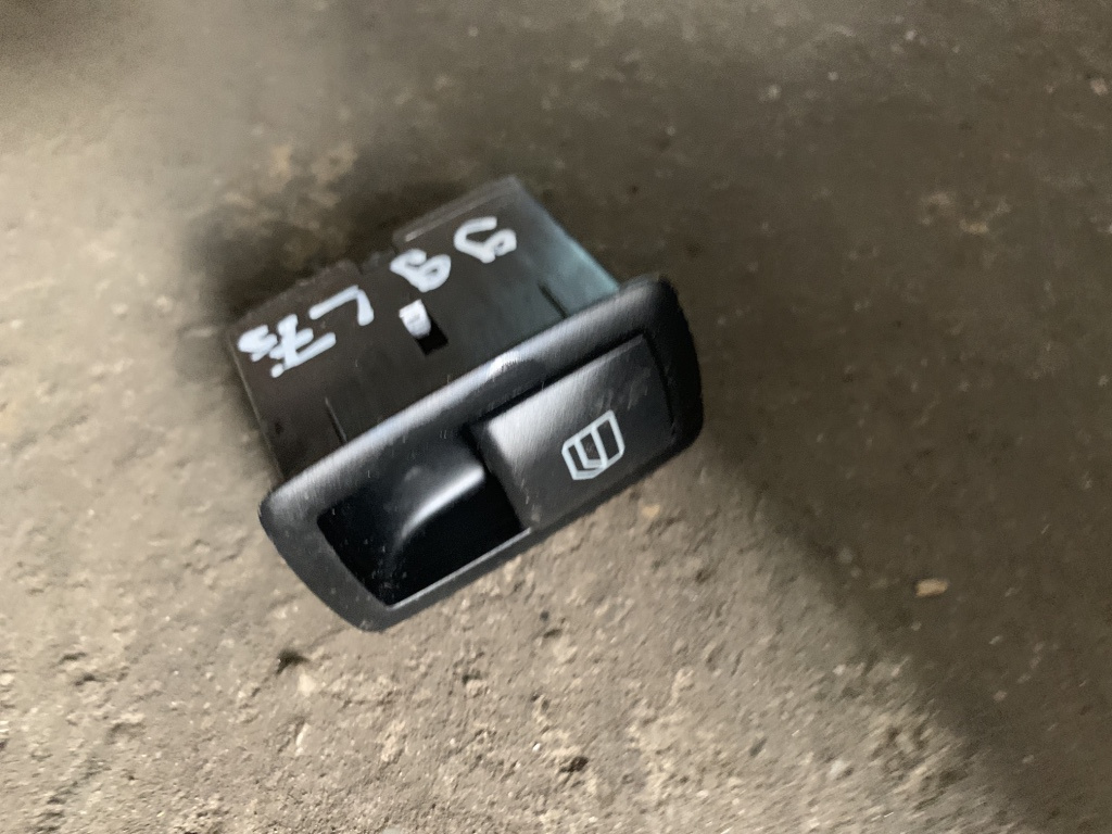 Buton geam stanga spate Mercedes-Benz A-Class W169 [2004 - 2008] Hatchback 5-usi A 170 Autotronic (116 hp) 1.7 - 266.940