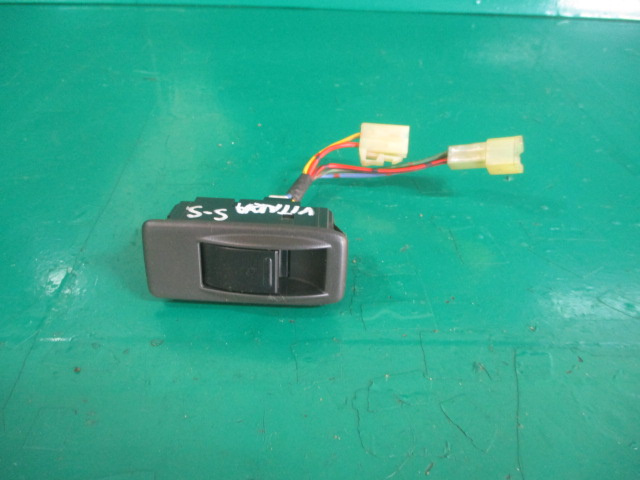 BUTON GEAM STANGA SPATE SUZUKI VITARA 4x4 FAB. 1988 – 2002 ⭐⭐⭐⭐⭐