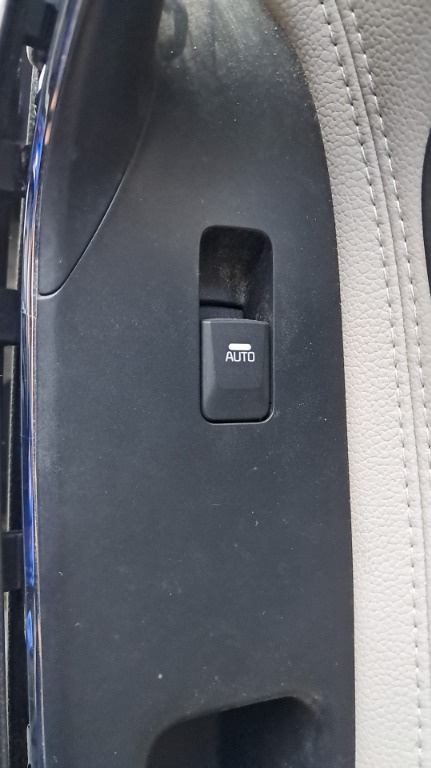Buton geam usa dreapta fata Kia Ceed 1.6 CRDI an de fabricatie 2015