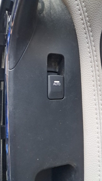 Buton geam usa dreapta fata Kia Ceed 1.6 CRDI an de fabricatie 2015
