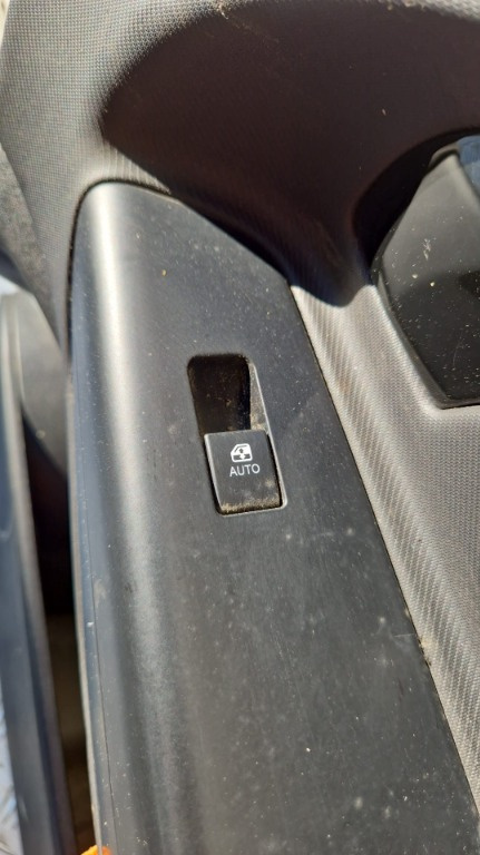 Buton geam usa dreapta fata Kia Ceed an de fabricatie 2011
