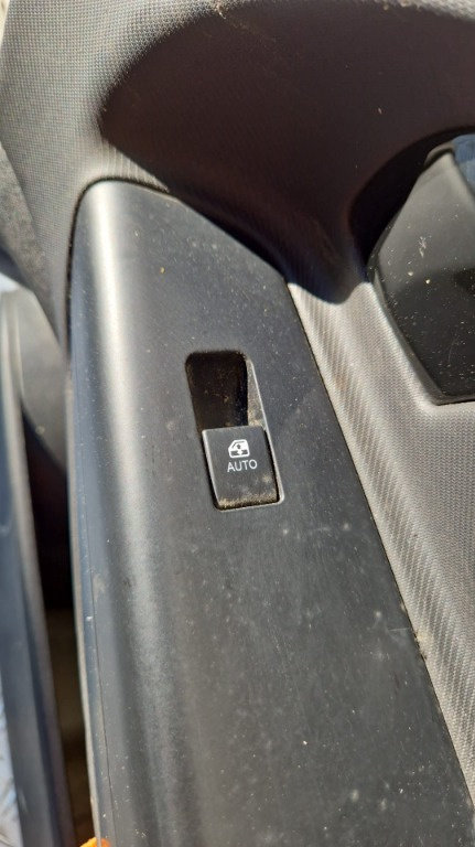Buton geam usa dreapta fata Kia Ceed an de fabricatie 2011