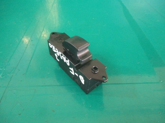 BUTON GEAM USA DREAPTA FATA MITSUBISHI PAJERO SHOGUN III FAB. 1999 – 2007 ⭐⭐⭐⭐⭐