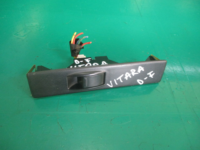 BUTON GEAM USA DREAPTA FATA SUZUKI VITARA 4x4 FAB. 1988 – 2002 ⭐⭐⭐⭐⭐