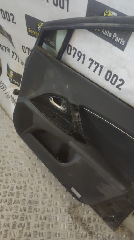 Buton geam usa dreapta fata Toyota Avensis 2.0 D-4D combi an de fabricatie 2012