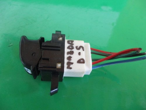 BUTON GEAM USA DREAPTA SPATE MAZDA 6 FAB. 2002 - 2008 ⭐⭐⭐⭐⭐