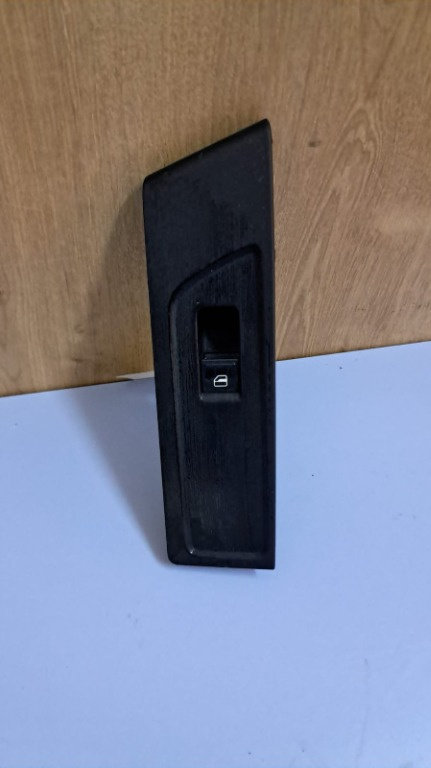 Buton geam usa fata dreapta Vw Passat B7 an de fabricatie 2014 cod 3AB857858