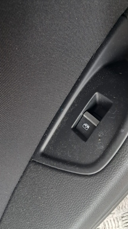 Buton geam usa stanga spate Audi A4 B9 2.0 TDI quattro sedan cod motor DEUA,an an 2017