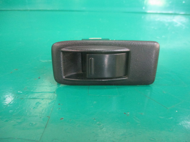 BUTON GEAM USA STANGA SPATE SUZUKI VITARA 4x4 FAB. 1988 – 2002 ⭐⭐⭐⭐⭐