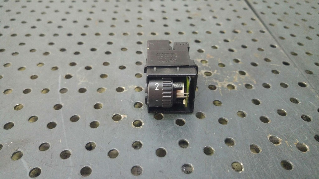Buton incalzire scaun dreapta spate vw passat b7 3c0963564c