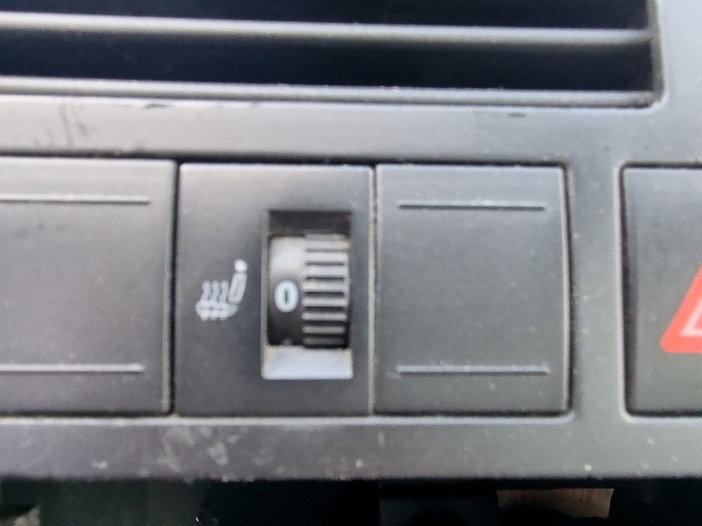 Buton incalzire scaune Volkswagen Polo (9N) [Fabr 2001-2008] 1.2 Benz AZQ 47KW / 64CP
