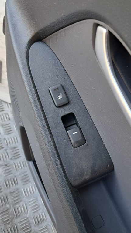 Buton incalzire usa dreapta spate Kia Sportage an fabricatie 2011