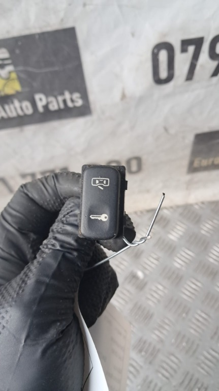 Buton inchidere Skoda Octavia 2 VRS an 2008 cod 1Z0962125A