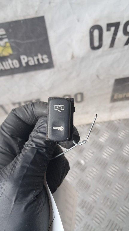 Buton inchidere Skoda Octavia 2 VRS an 2008 cod 1Z0962125A