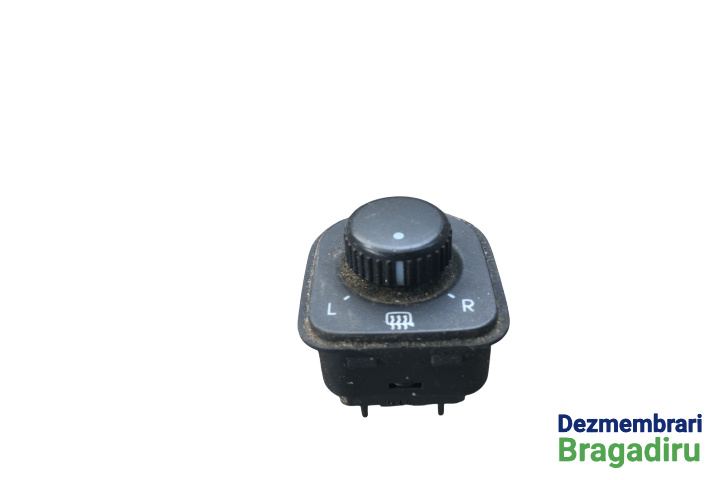 Buton reglaj oglinzi Cod: 1K0959565A 1K0959565A Volkswagen VW Golf 5 [2003 - 2009] Hatchback 3-usi 1.9 TDI 6DSG (105 hp) Cod motor: BKC, Cod cutie: HLH, Cod culoare: LA6Q
