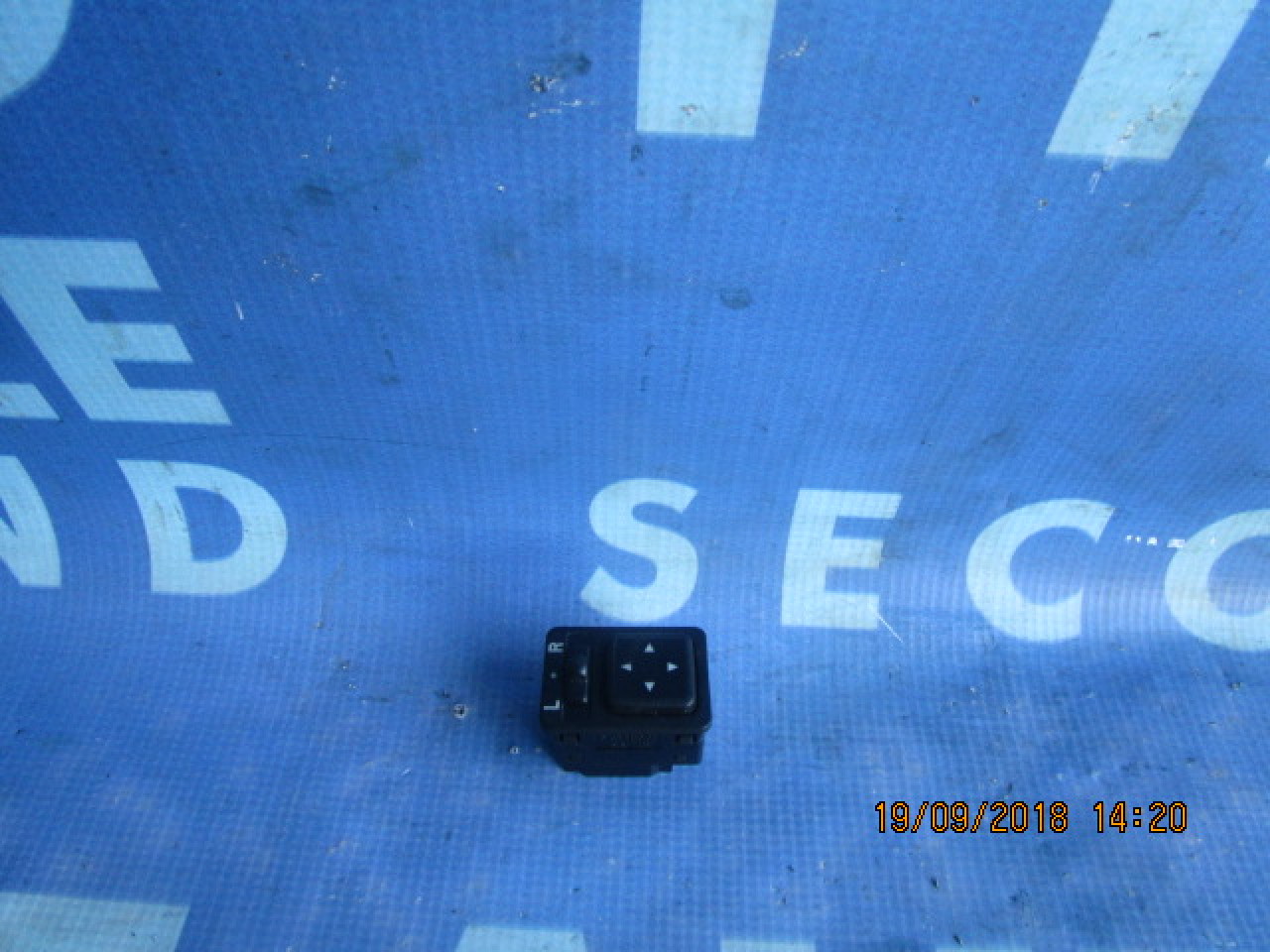 Buton reglaj oglinzi Mitsubishi Carisma; MR114081