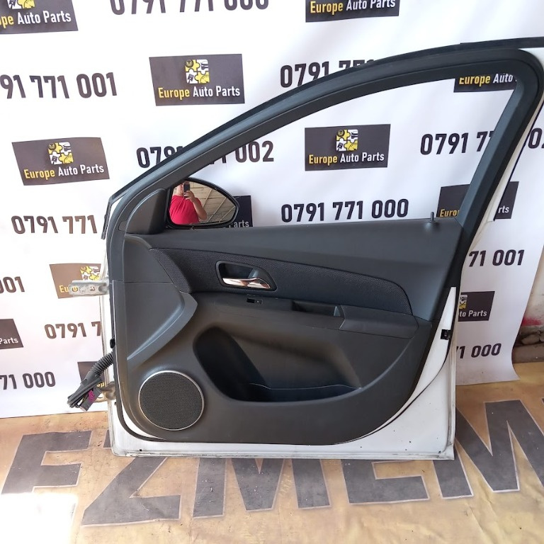 Buton usa dreapta fata Chevrolet Cruze 1.7 D Hatchback cod motor LUD an 2012