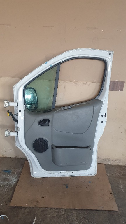 Buton usa dreapta fata Nissan Primastar 2.0 dCi an de fabricatie 2013