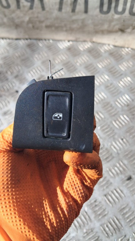 Buton usa dreapta fata Skoda Octavia 3 an 2016 cod 5E0959855A